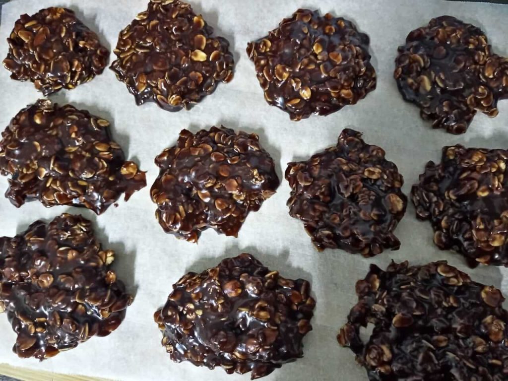 no-bake-chocolate-and-oat-cookies
